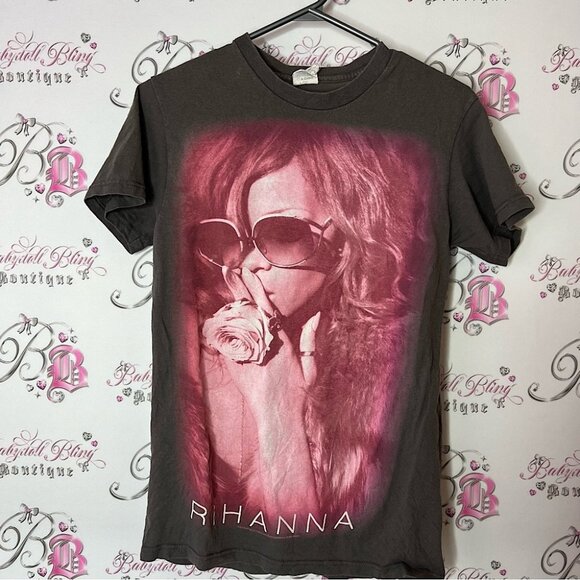 Tops - Rihanna concert 2011 Graphic T-Shirt in Black Pink touring tour tours singing